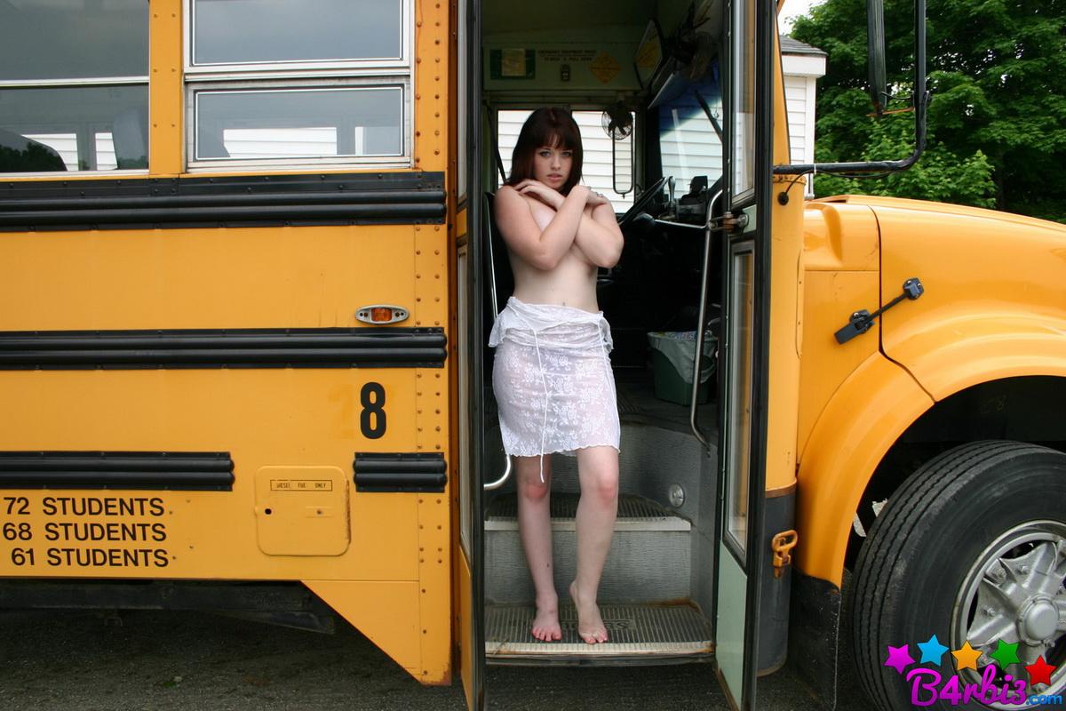 Barbie si diverte sullo scuolabus mentre si spoglia del suo vestito di pizzo bianco
 #53416029
