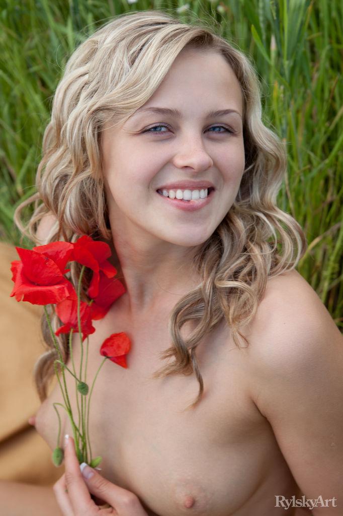 Blondes Mädchen gina d bietet Ihnen ihre hübsche Blume in "polana"
 #54509716