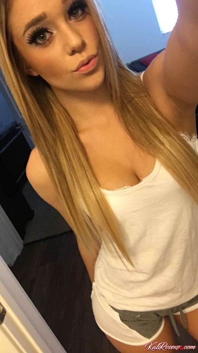 La blonde kali rose prend plusieurs selfies pour vous.
 #55932605