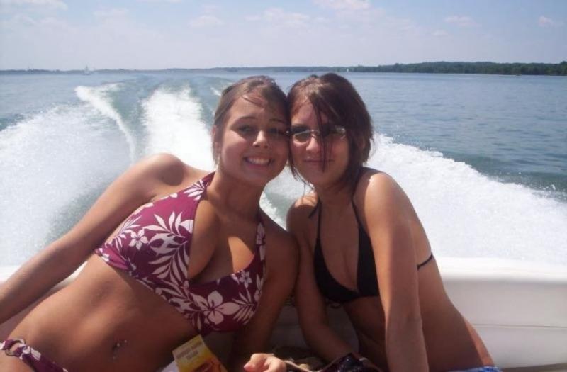 Des filles chaudes du spring break avec de gros seins s'amusent devant la caméra.
 #60470071
