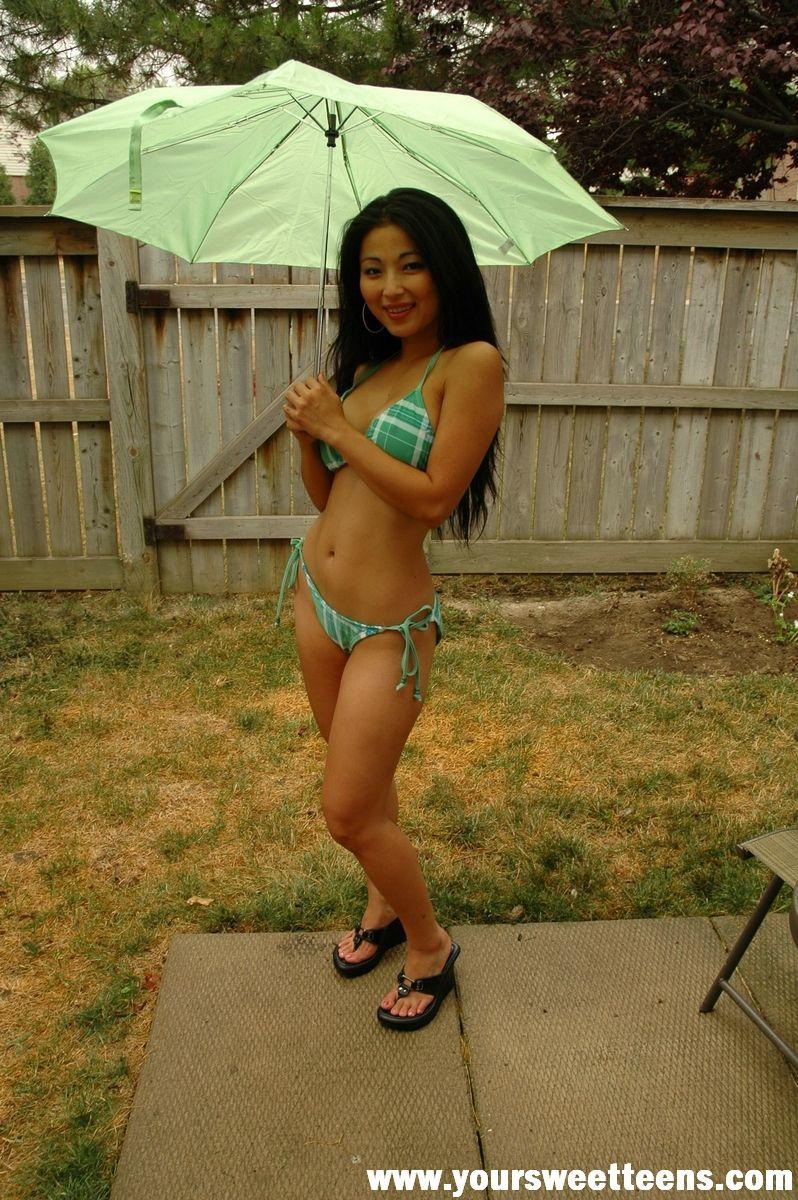 Bilder von einem heißen asiatischen Teenager im Bikini
 #60935022