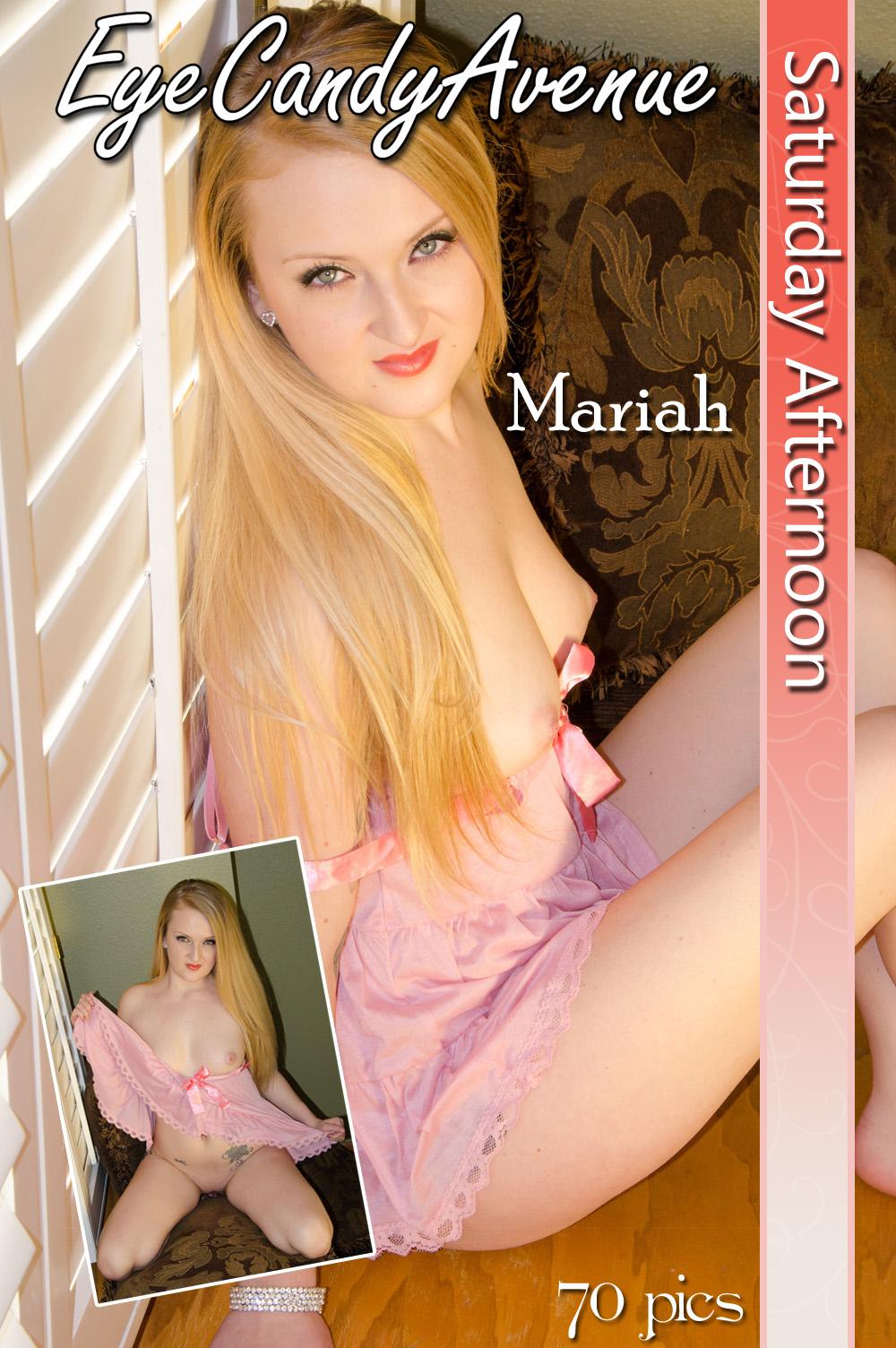 Hübsches blondes Mädchen mariah zieht es im weichen Sonnenlicht aus
 #59228678