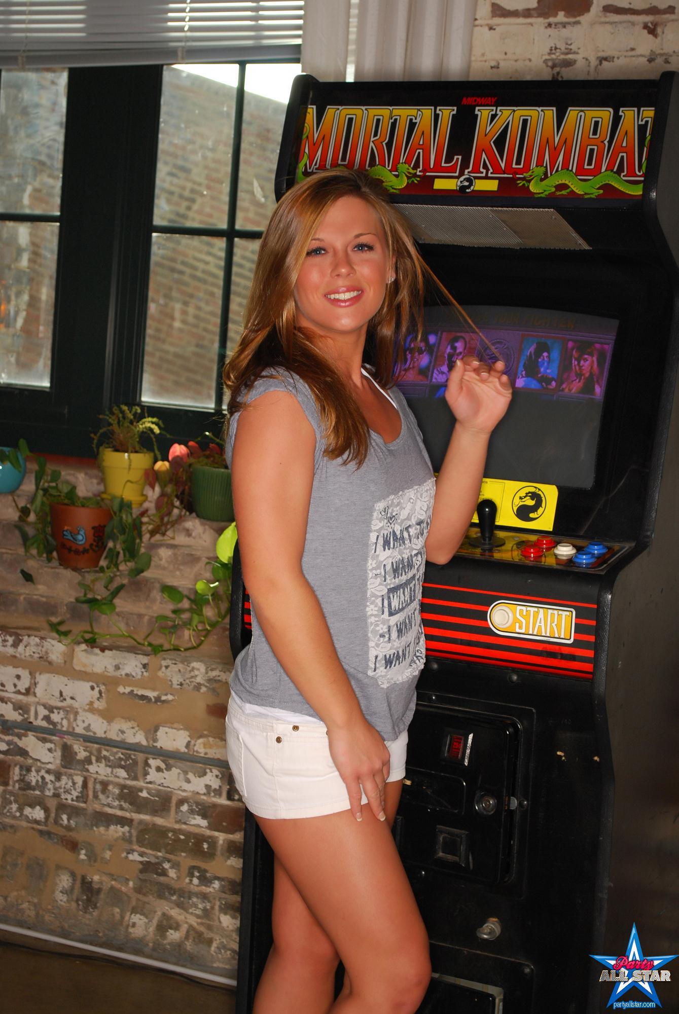 Photos d'une jeune blonde sexy, Tiffany, jouant à un jeu pervers de Mortal Kombat.
 #60745168