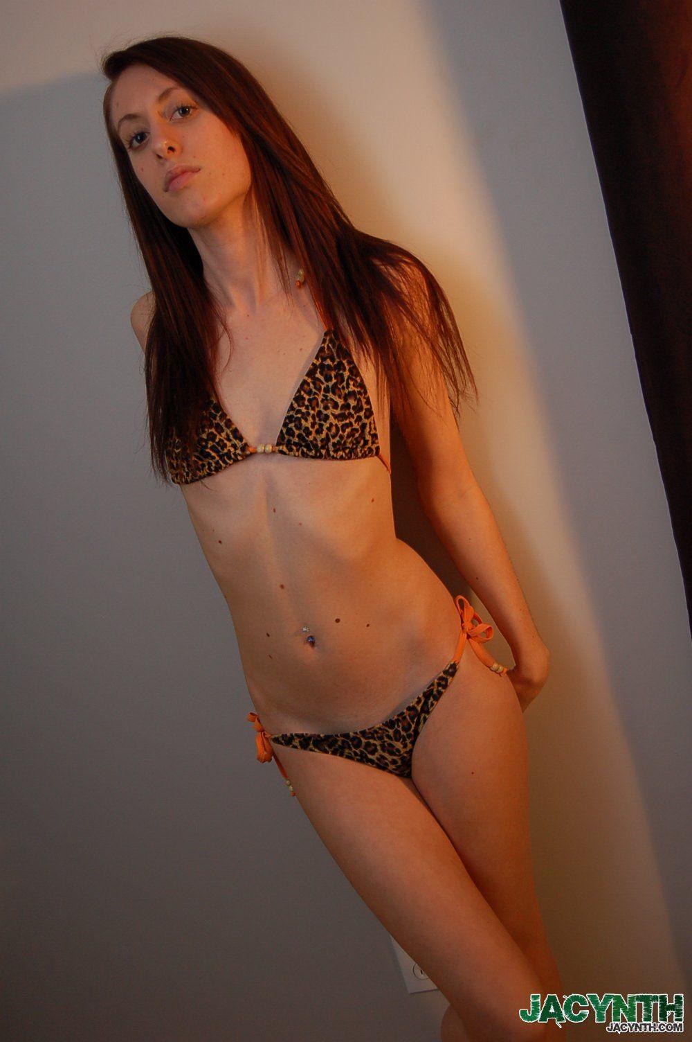 Photos de la jeune jacynth en train de se faire plaisir dans un bikini sexy
 #55032914