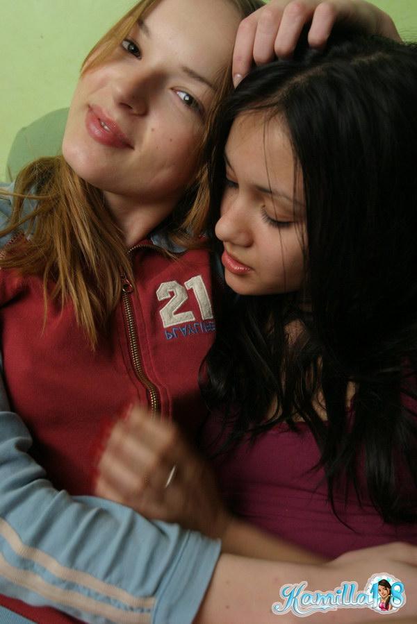 Ivana e Kamilla si spogliano a vicenda
 #54975858