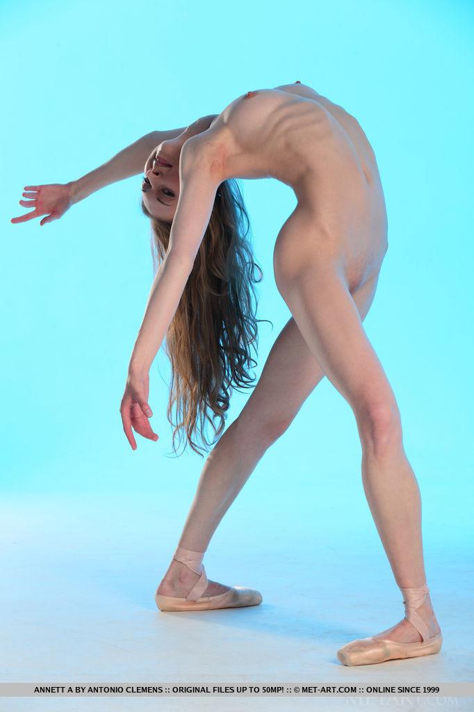 La sexy ballerina Annett a fa i suoi passi di danza sexy in nudo
 #53251657