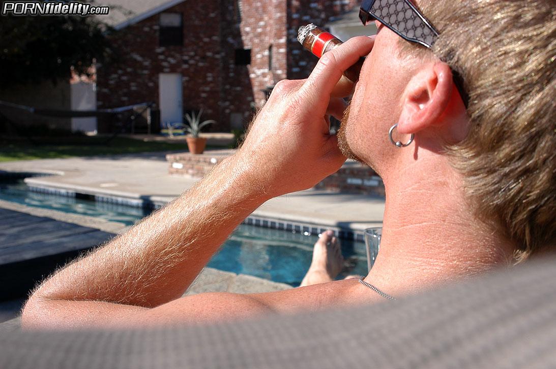 La rousse Kylee Strutt se fait baiser à fond au bord de la piscine.
 #58783112