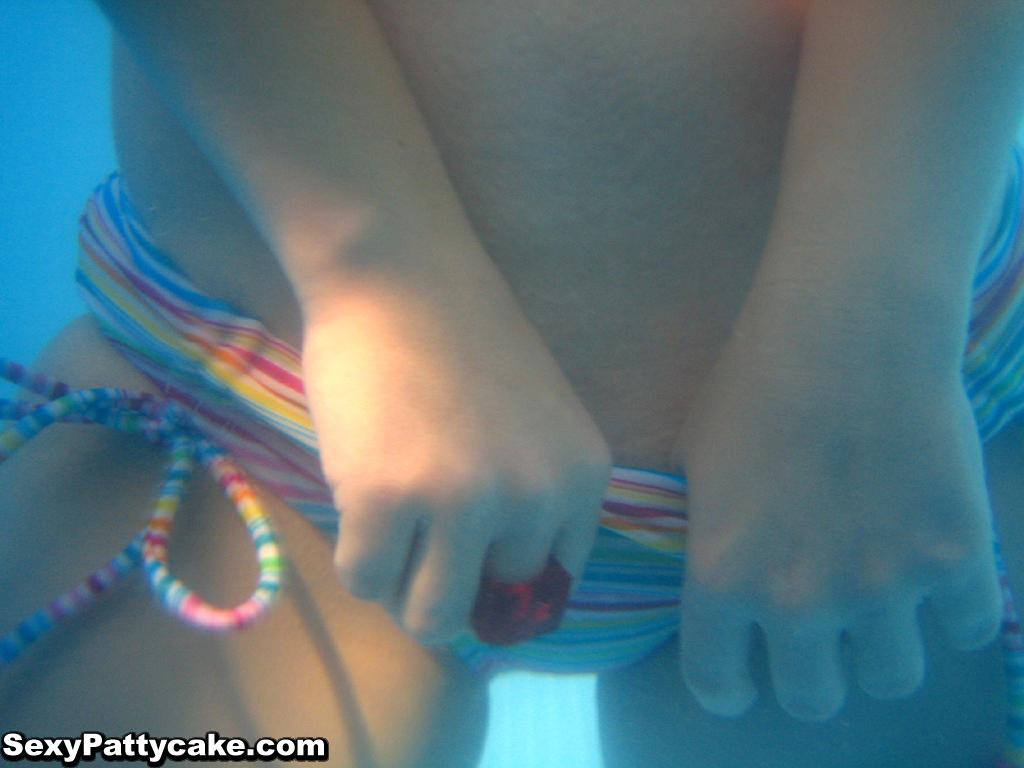ブロンドモデルsexy pattycakeは、彼女のストライプのビキニで泳ぐために行く
 #59953116