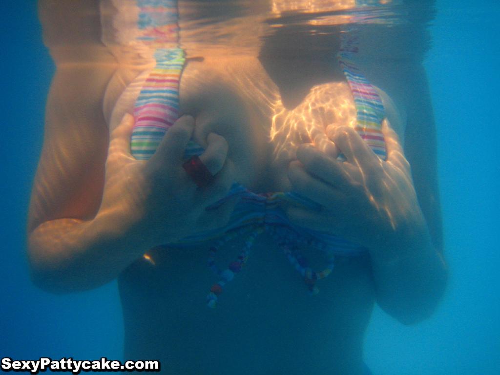 La modelo rubia sexy pattycake va a nadar en su bikini a rayas
 #59953119