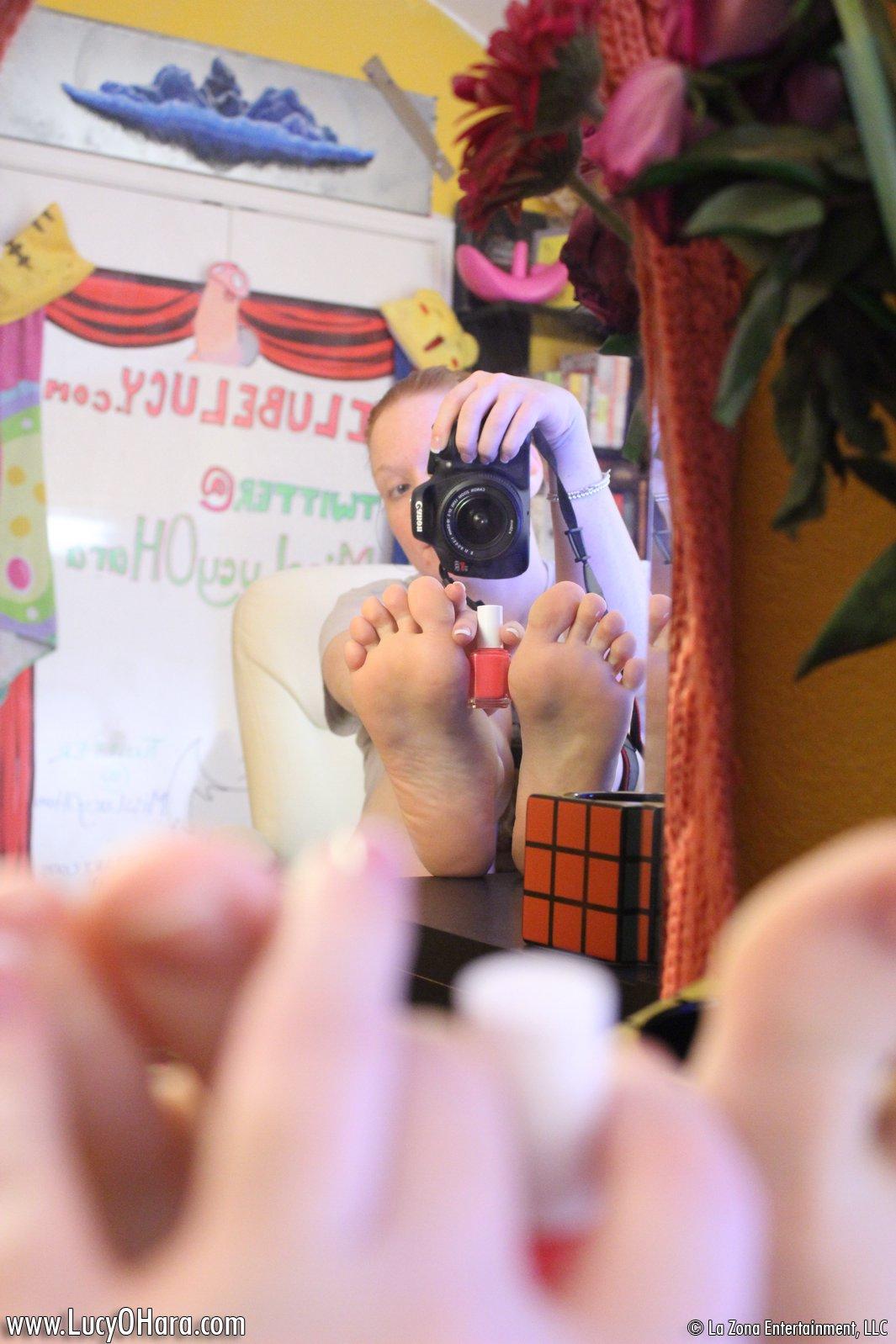 Lucy ohara zeigt ihre perfekten Füße für alle Fußfetisch-Liebhaber da draußen
 #59122115