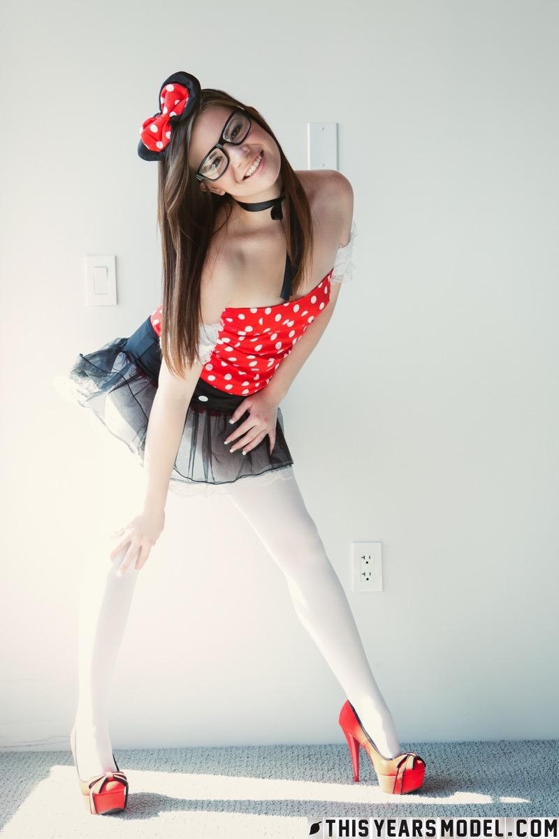 Alison Rey, mannequin jeune sexy, se déguise en Minnie Mouse.
 #53022218