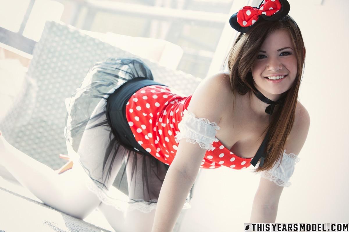 La sexy modella giovane alison rey si veste come minnie mouse
 #53022499