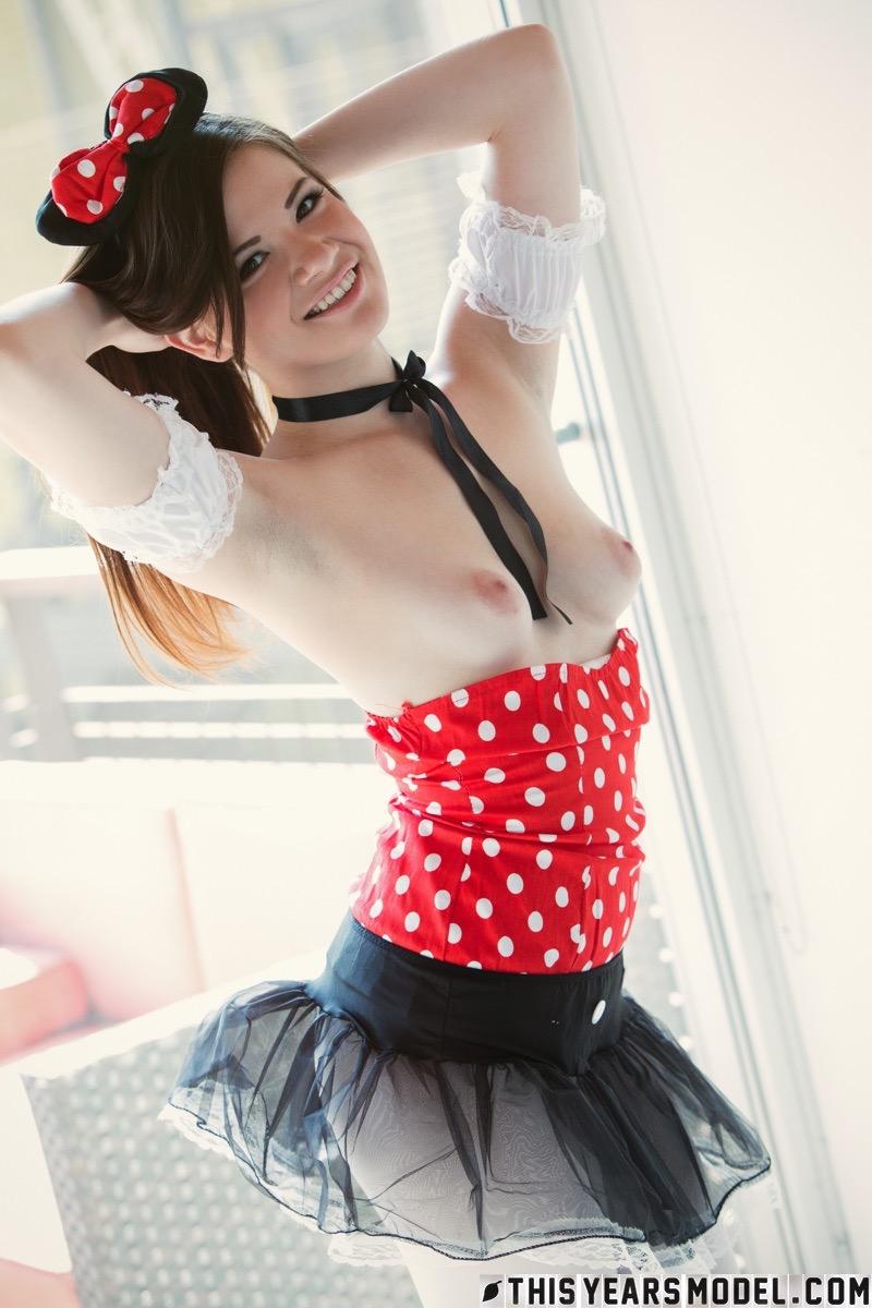 La joven modelo Alison Rey se disfraza de Minnie Mouse
 #53022646