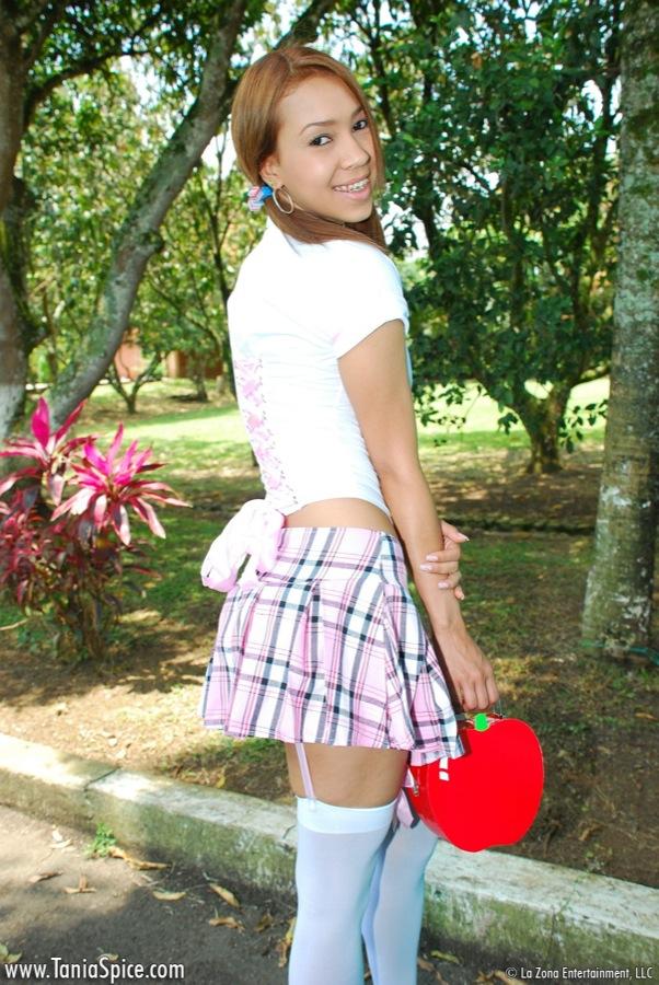 Tania Spice montre son corps sexy dans sa tenue d'écolière rose et ses bas.
 #60050810