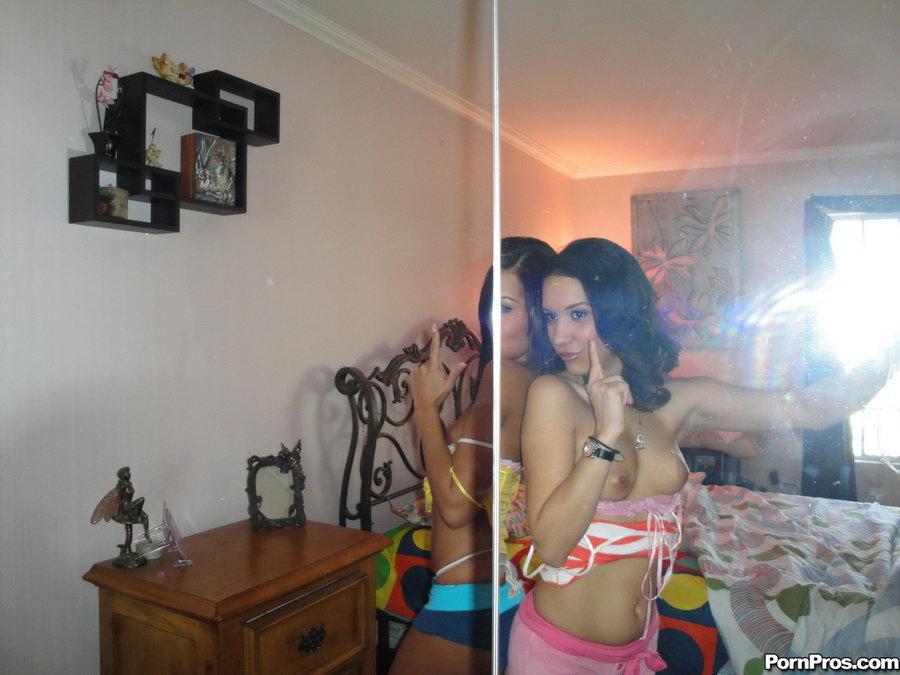 Dos amigas calientes lo comparten todo, incluso los chicos
 #60752758