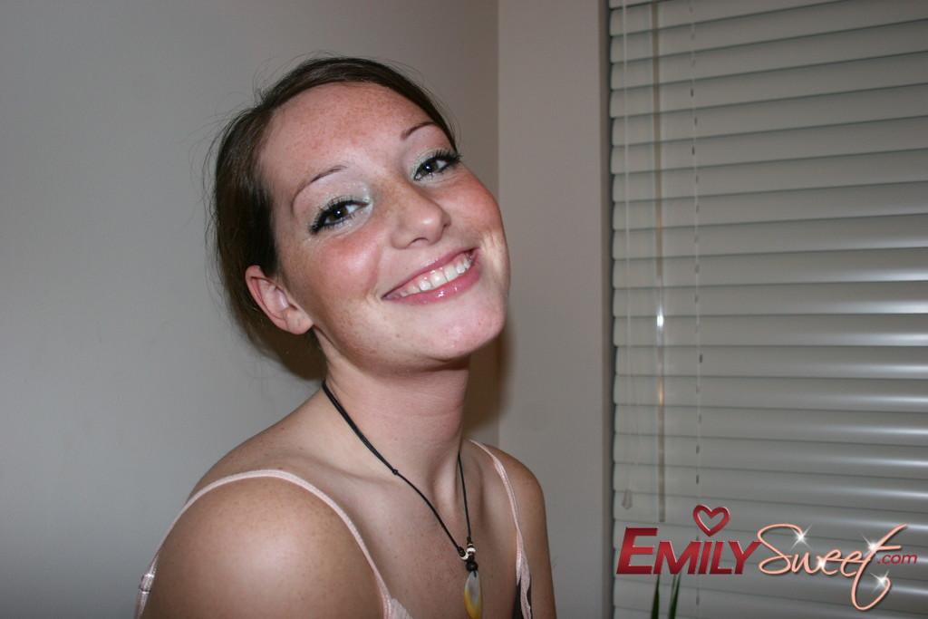 Fotos de emily sweet exponiendo sus tetas
 #54239324