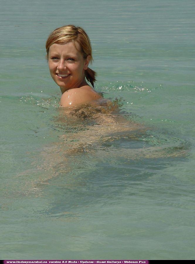 Fotos de la joven lindsey marshal nadando desnuda en una playa
 #58971969
