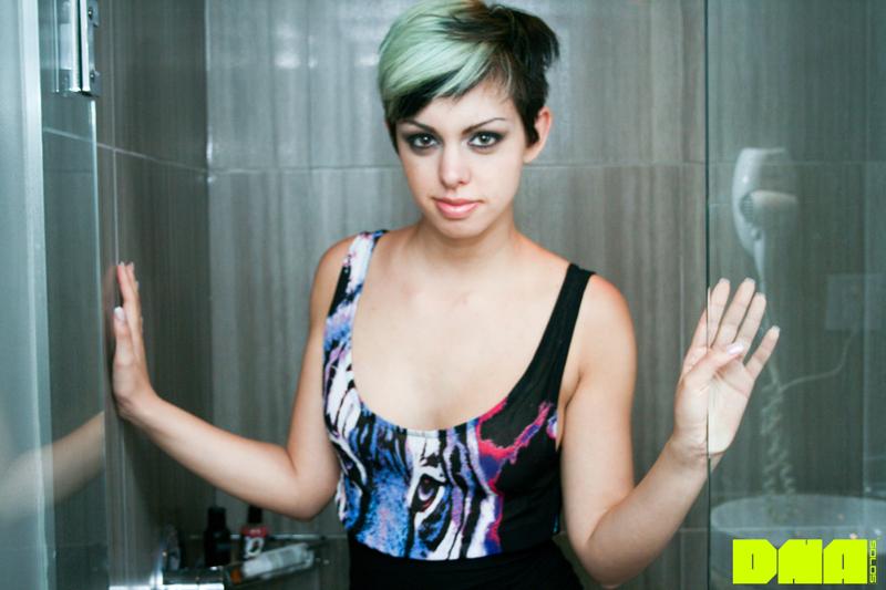 Scene babe the araxie te invita a acompañarla en la ducha
 #60093149