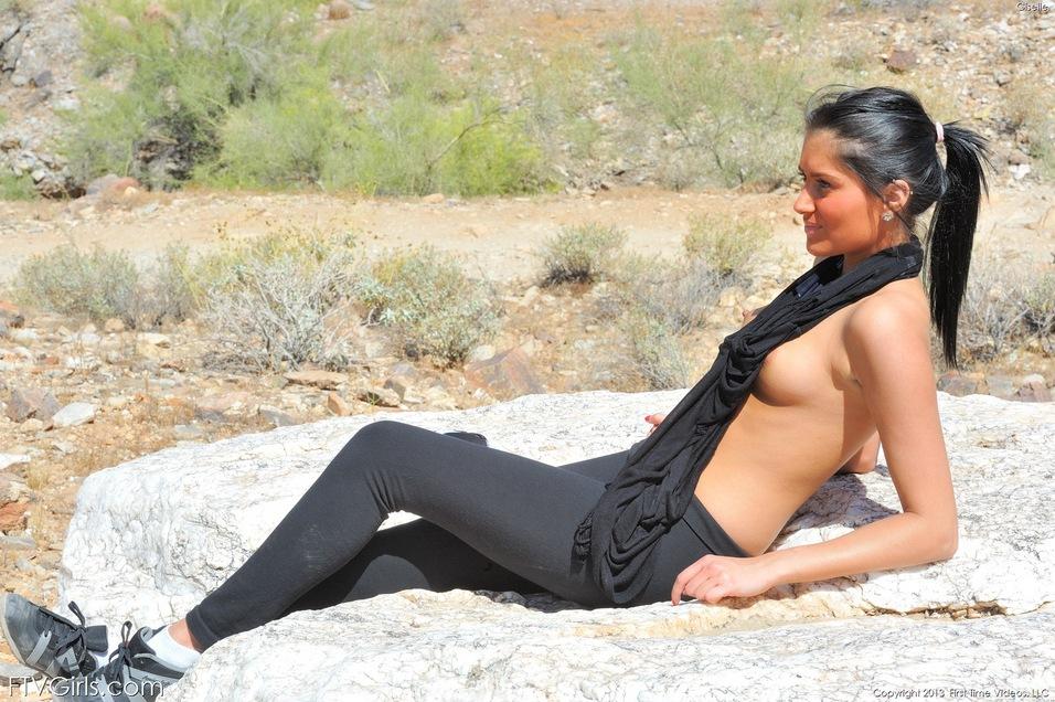 Giselle es una jovencita caliente que juega a ser traviesa mientras va de excursión por el camino
 #60427271