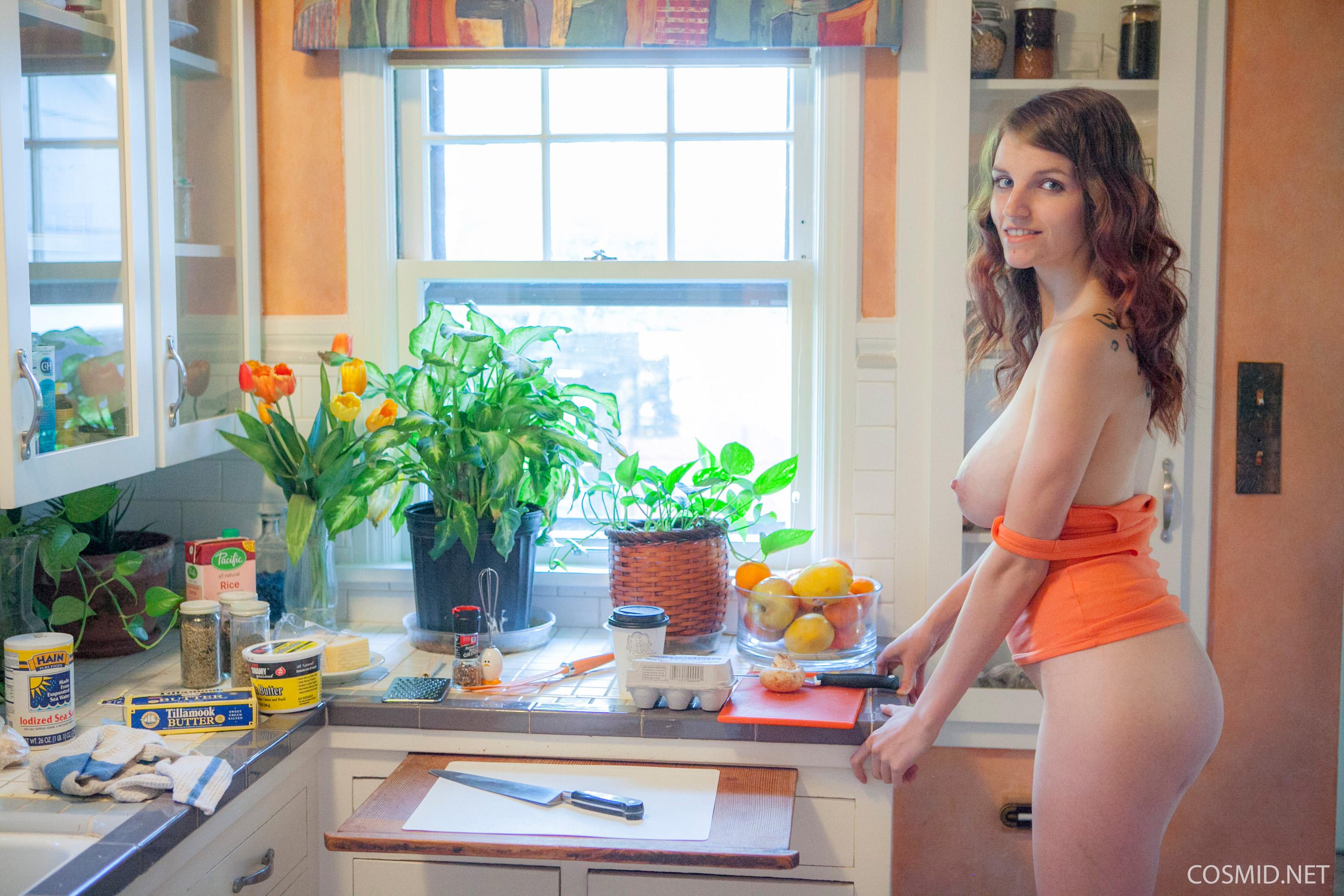 Das brünette Mädchen Cosmic zeigt dir ihre großen natürlichen Brüste und langen Beine in der Küche
 #61956948