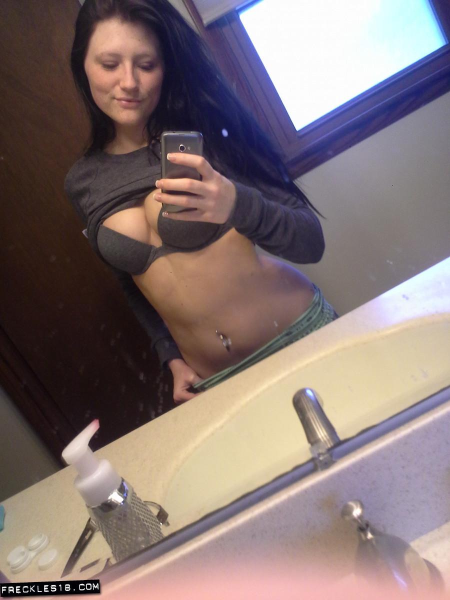 La jovencita pecosa 18 comparte algunos de sus selfies calientes
 #54413050