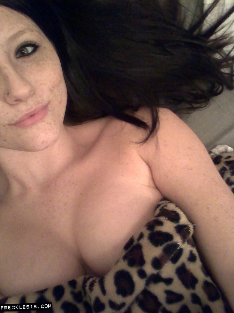 La jovencita pecosa 18 comparte algunos de sus selfies calientes
 #54413248