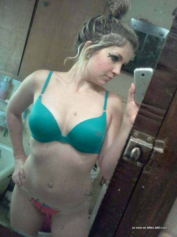 Rubia no desnuda haciendo camwhoring en lencería
 #60657356