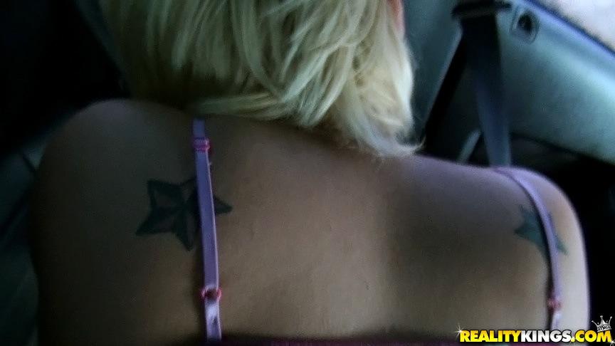 Blondine Jenna Monroe wird auf der Straße für heißen Auto-Sex abgeholt
 #60825973