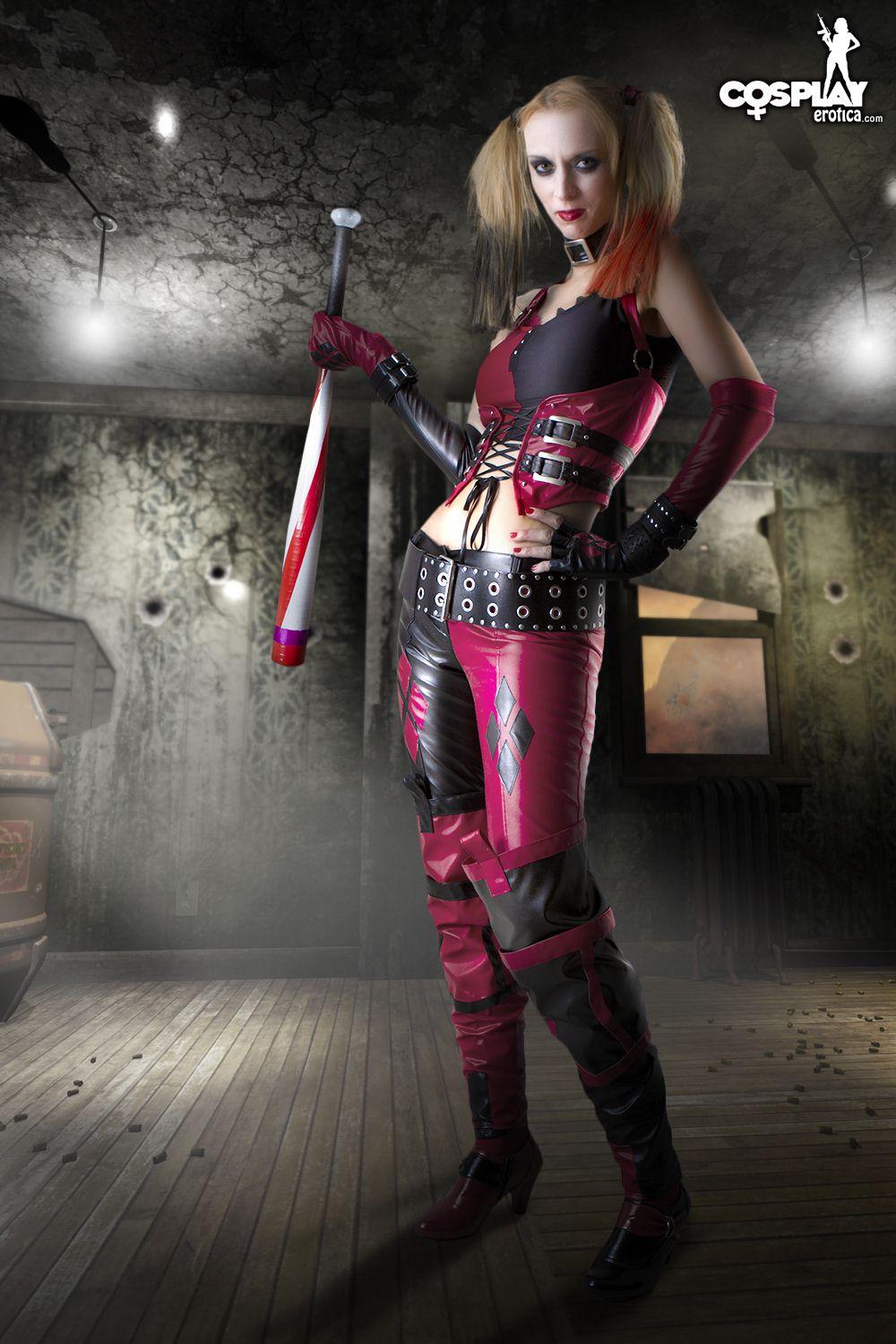 Immagini di cosplayer sexy lana vestito come Harley Quinn da Arkham City
 #58814642