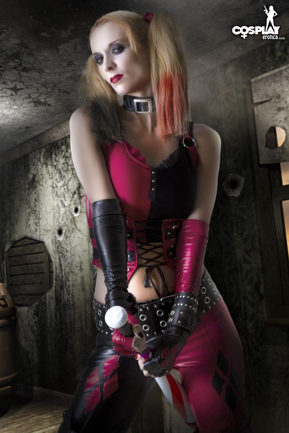 Immagini di cosplayer sexy lana vestito come Harley Quinn da Arkham City
 #58814696