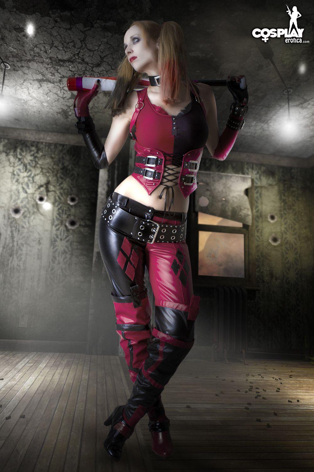 Immagini di cosplayer sexy lana vestito come Harley Quinn da Arkham City
 #58814758