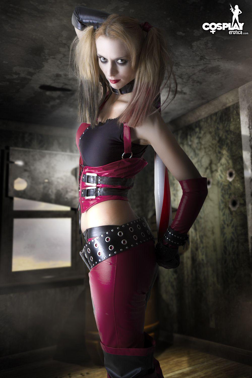 Immagini di cosplayer sexy lana vestito come Harley Quinn da Arkham City
 #58814773
