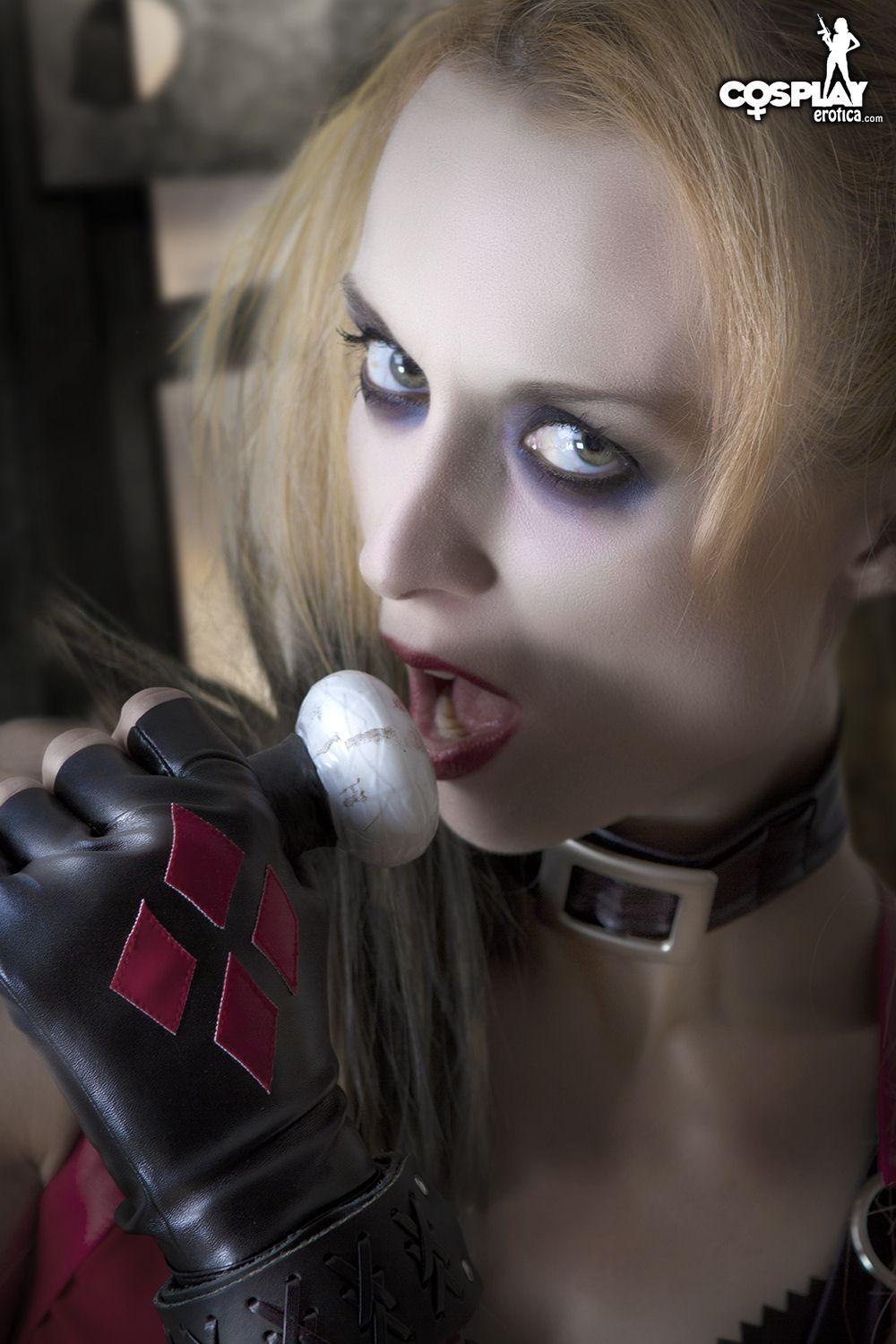 Pictures of sexy cosplayer Lana dressed as Harley Quinn from Arkham City #58814794