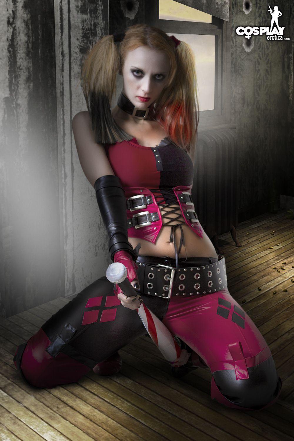 Immagini di cosplayer sexy lana vestito come Harley Quinn da Arkham City
 #58814824