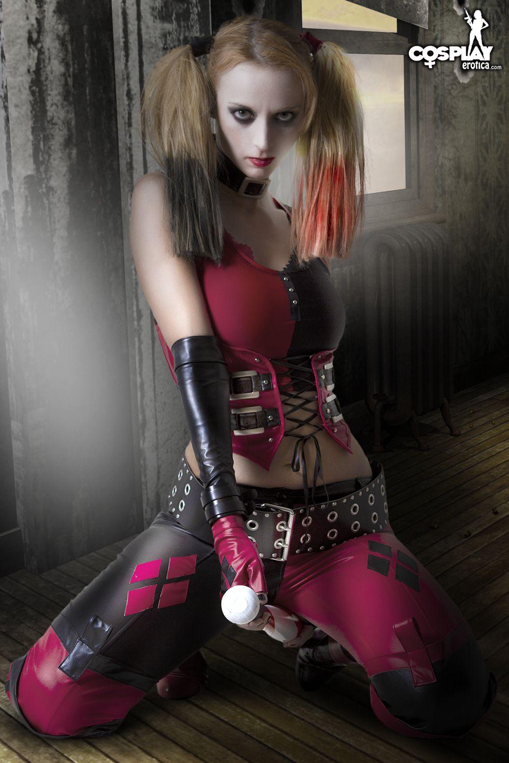 Pictures of sexy cosplayer Lana dressed as Harley Quinn from Arkham City #58814843