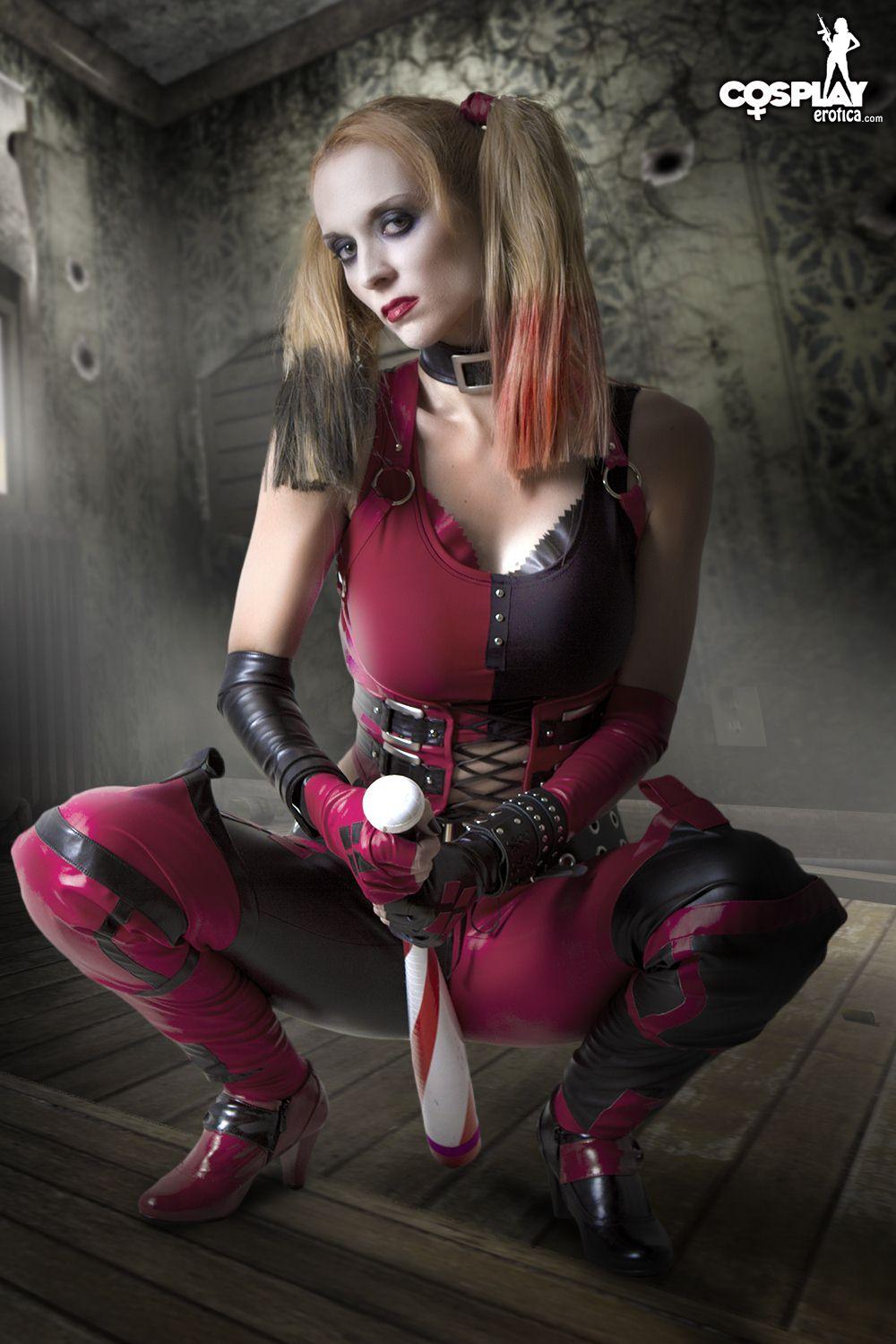 Immagini di cosplayer sexy lana vestito come Harley Quinn da Arkham City
 #58814863