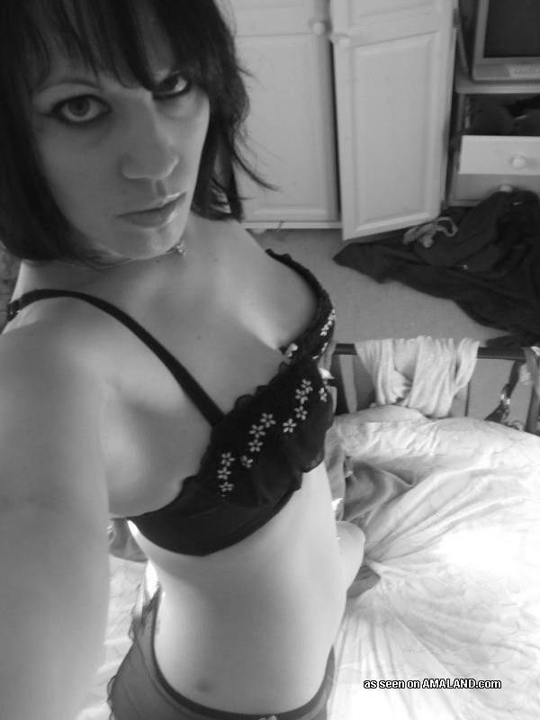 Sammlung von Amateur-Emo-Babes, die für die Kamera posieren
 #60636268