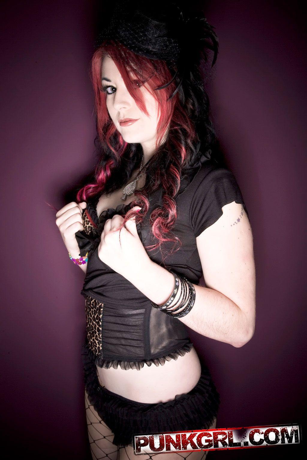 Bilder von Punk-Mädchen Miss Kitty gekleidet als sexy Witwe
 #59582425