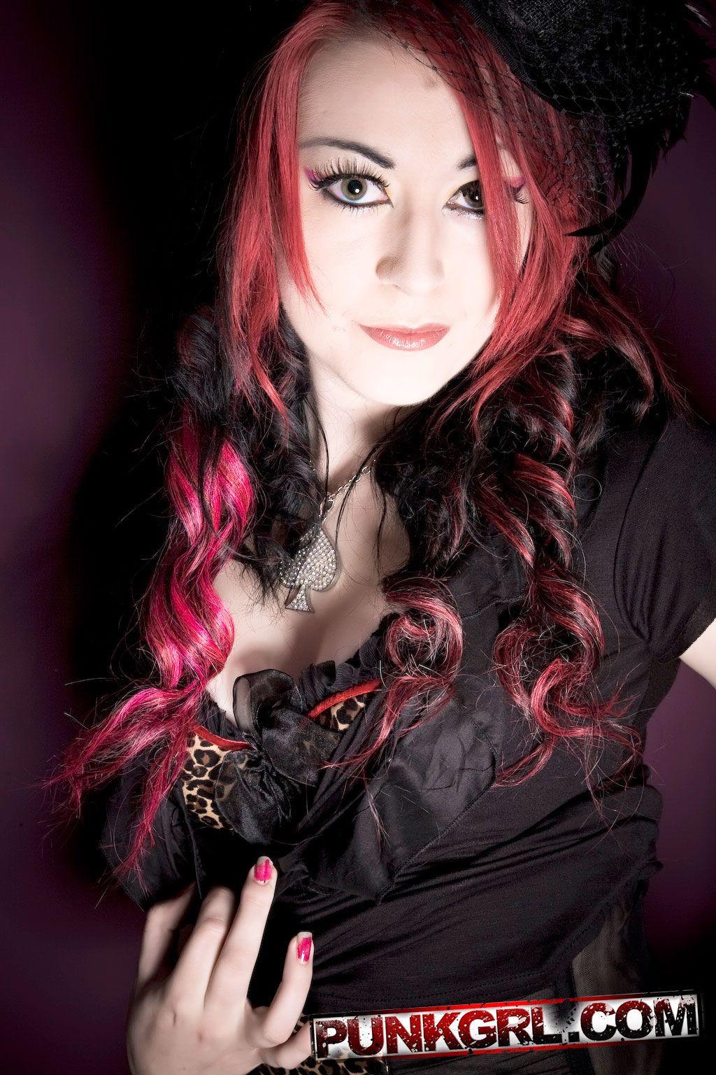 Bilder von Punk-Mädchen Miss Kitty gekleidet als sexy Witwe
 #59582431