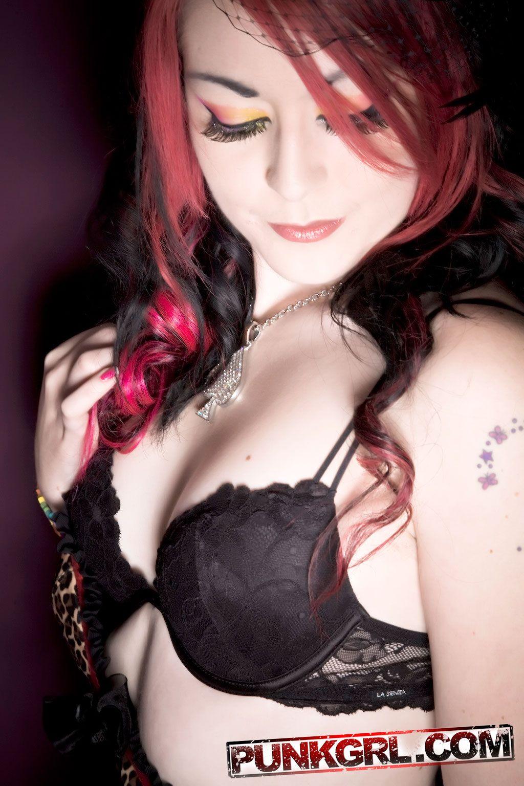 Bilder von Punk-Mädchen Miss Kitty gekleidet als sexy Witwe
 #59582457