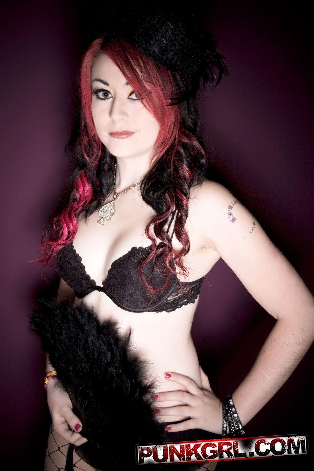 Bilder von Punk-Mädchen Miss Kitty gekleidet als sexy Witwe
 #59582464