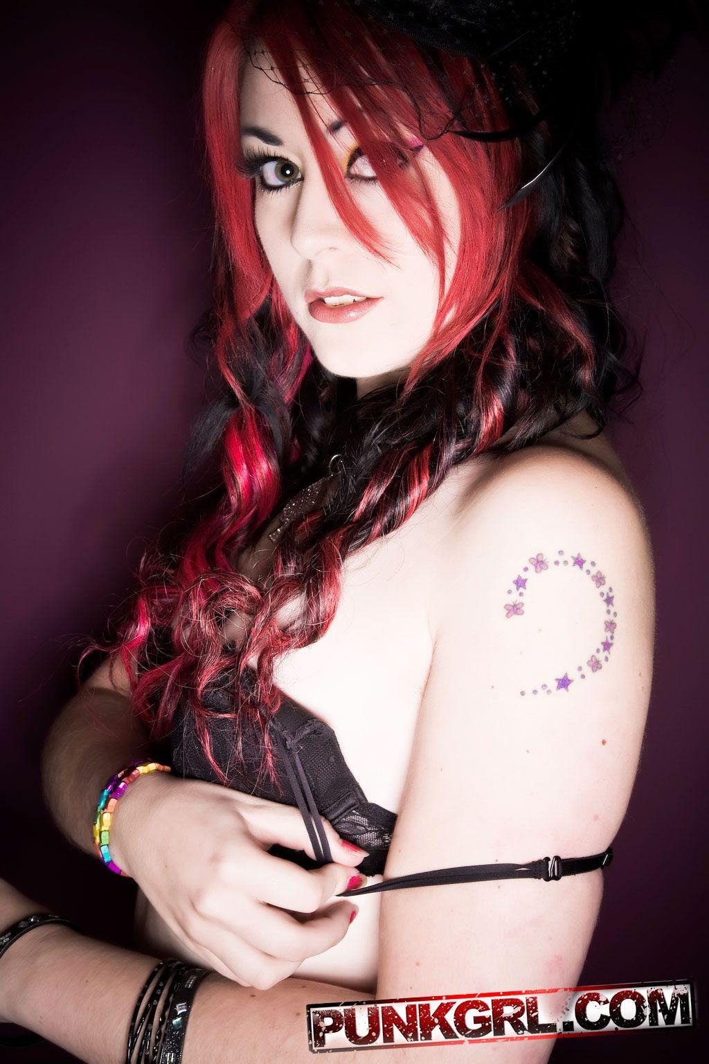Bilder von Punk-Mädchen Miss Kitty gekleidet als sexy Witwe
 #59582476