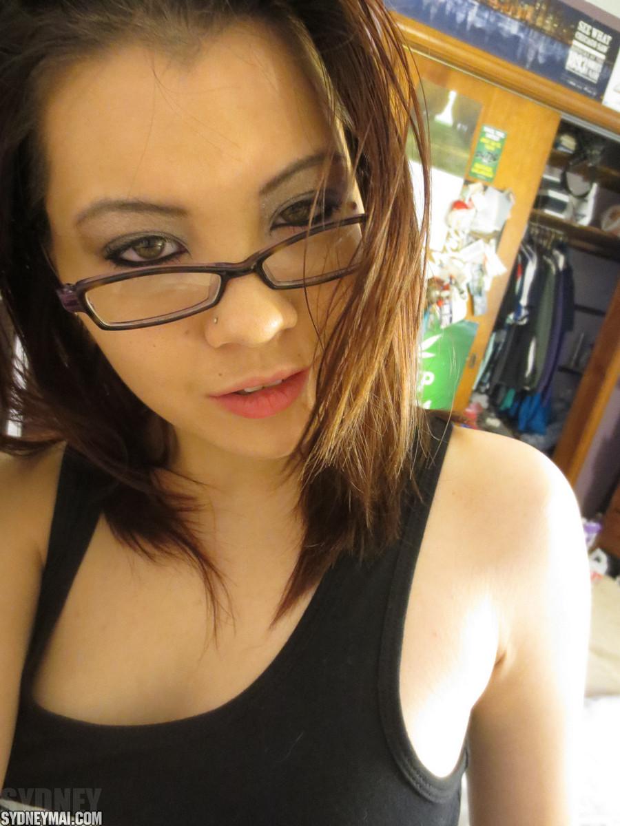 Sydney Mai es una estudiante asiática que se pone en contacto con su camiseta negra
 #60041497