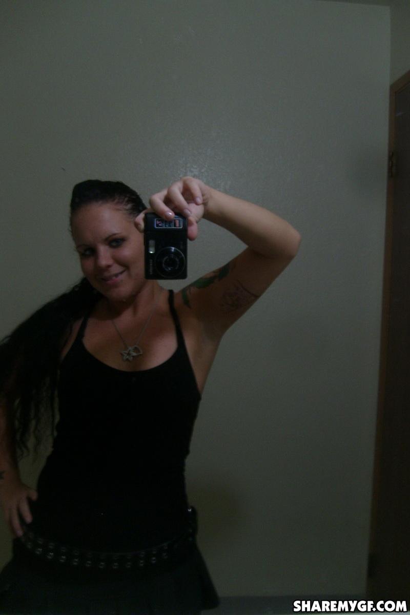 Heiße Brünette Coed-Star nimmt selfies von ihrem nackten Körper
 #60793047