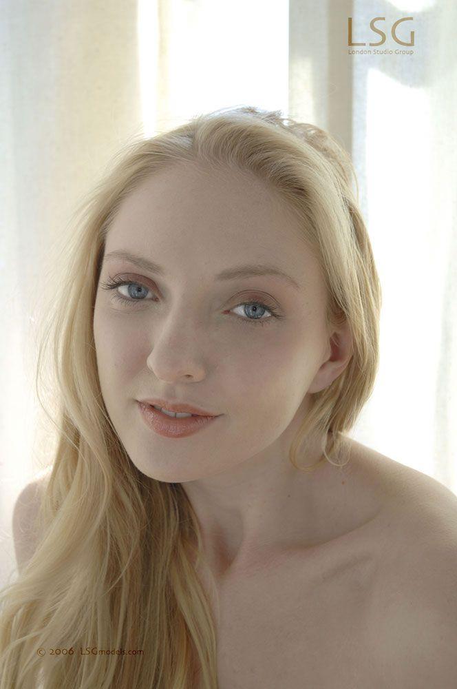 Photos d'une jeune blonde sexy nue pour vous
 #60588979