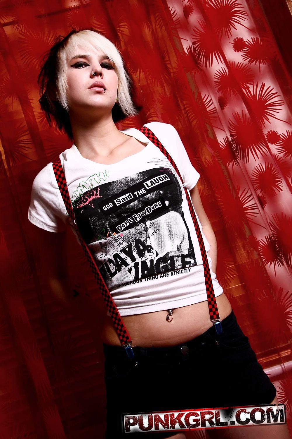 Fotos de la chica punk charlie usando medias largas a rayas
 #60765206