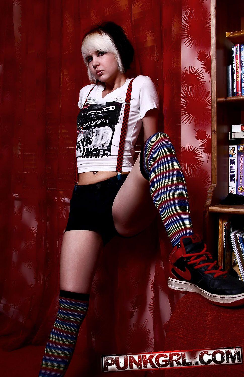 Bilder von punk girl charlie trägt lange gestreifte Socken
 #60765243