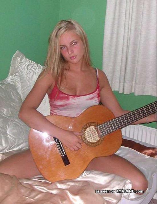 Rubia rockera posando con su guitarra
 #60657599