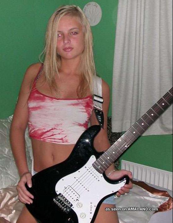 Mignonne blonde rockstar posant avec sa guitare
 #60657683