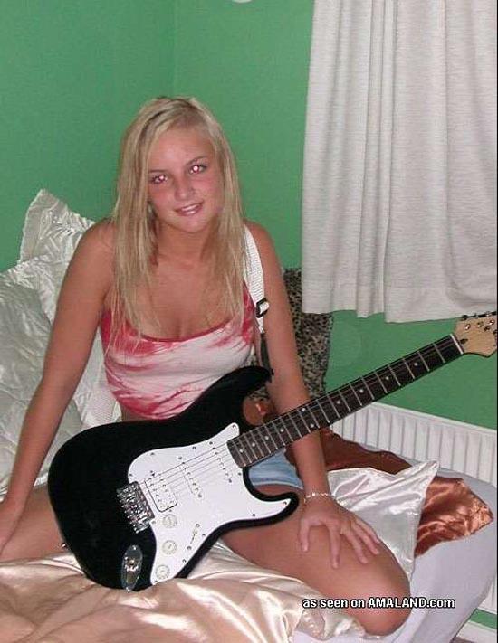Mignonne blonde rockstar posant avec sa guitare
 #60657738